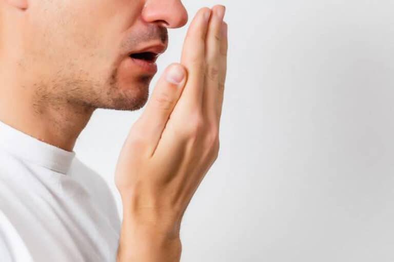 رائحة الفم الكريهة : الاسباب و العلاج